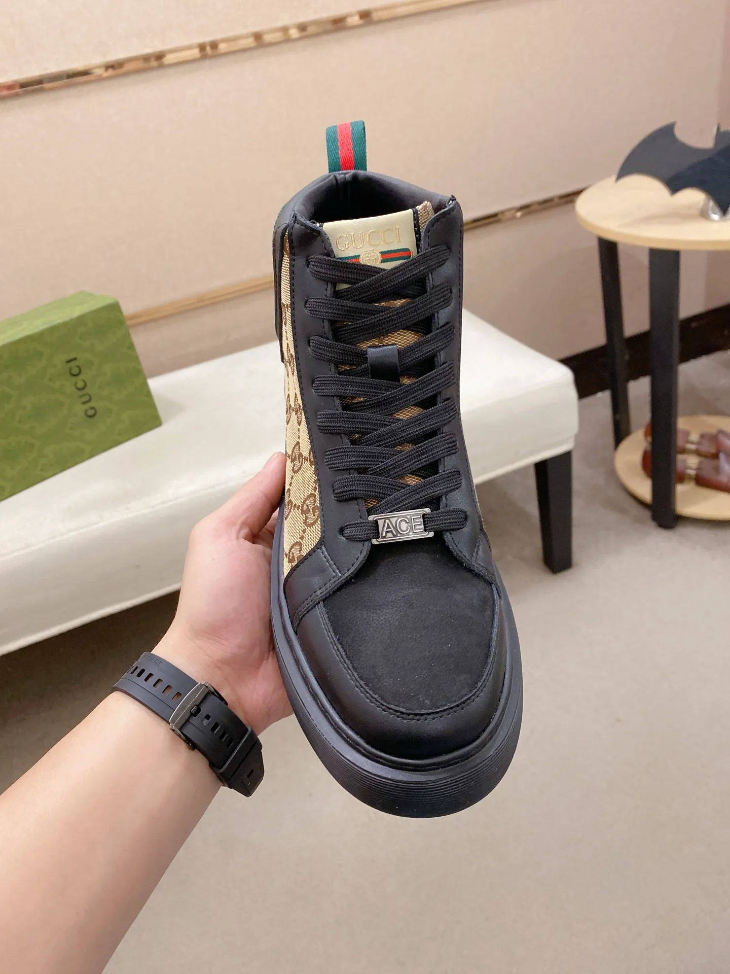 Factory price: 442💰 (GUCCI) The latest model from the official website🎁🎁Casual and fashionable men's shoes👟, hot style💥The style is simple and elegant, exclusive for trendy men. Unique official website's latest brand elements👑original Gucci decoration, fashionable and generous, the fabric is original cowhide ✅sheepskin lining, the official website specifies wear-resistant casual outsole, the classic model is taken in kind at the counter🎬38-44 (can be customized for 45 non-refundable)